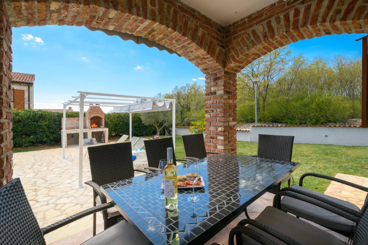 Paradis Villa Stone Queen With Heated Pool Butkovici  Exterior photo